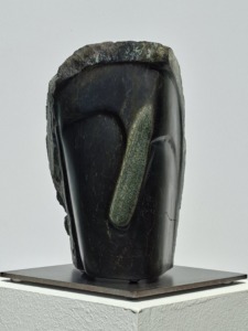 Mr. Nose, 2026, Serpentin-Kobalt, Simbabwe, 19 x 14 x 8 cm, Eisensockel